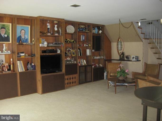 2711 Summerson Road Baltimore, MD 21209 - Photo 5 of 23 Family Room