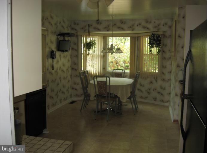2711 Summerson Road Baltimore, MD 21209 - Photo 8 of 23 Kitchen