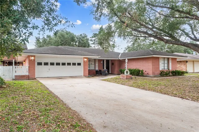 $2,300 | 10714 Glenwood Street, Corpus Christi, TX 78410