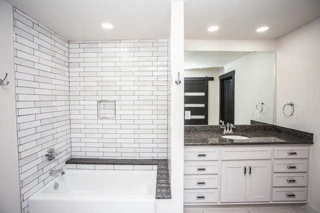 $895,000 | 25 East Lakeshore Drive, Ransom Canyon, TX 79366