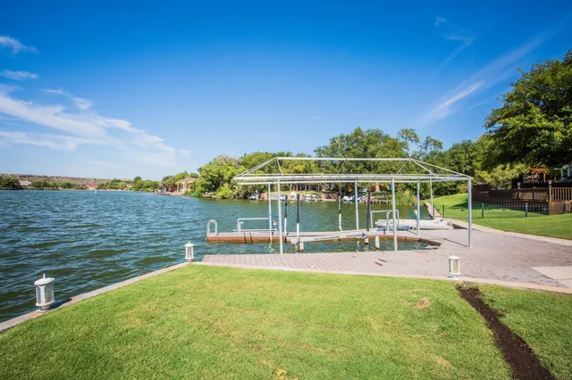 $895,000 | 25 East Lakeshore Drive, Ransom Canyon, TX 79366