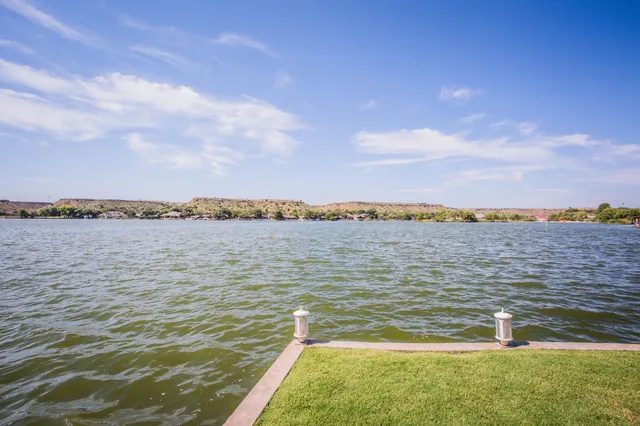 $895,000 | 25 East Lakeshore Drive, Ransom Canyon, TX 79366
