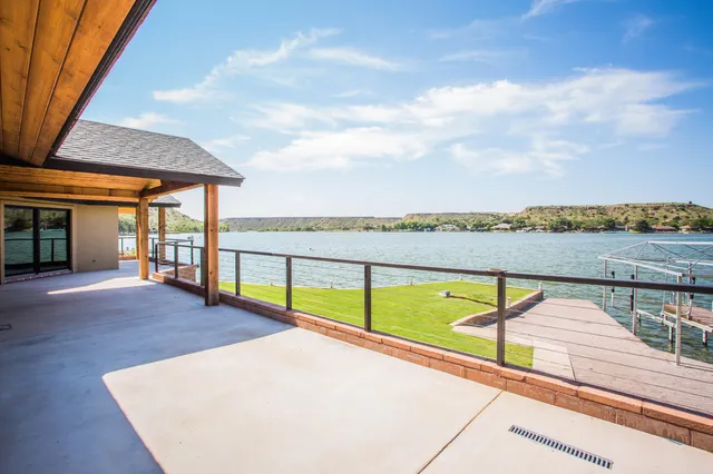 $895,000 | 25 East Lakeshore Drive, Ransom Canyon, TX 79366