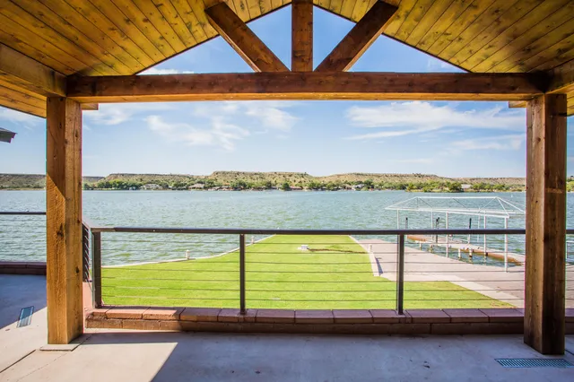 $895,000 | 25 East Lakeshore Drive, Ransom Canyon, TX 79366