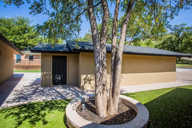 $895,000 | 25 East Lakeshore Drive, Ransom Canyon, TX 79366