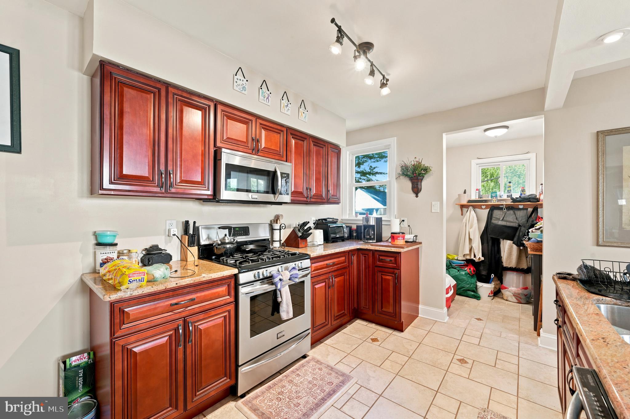 152 Shelbourne Road Havertown, PA 19083 - Photo 10 of 24