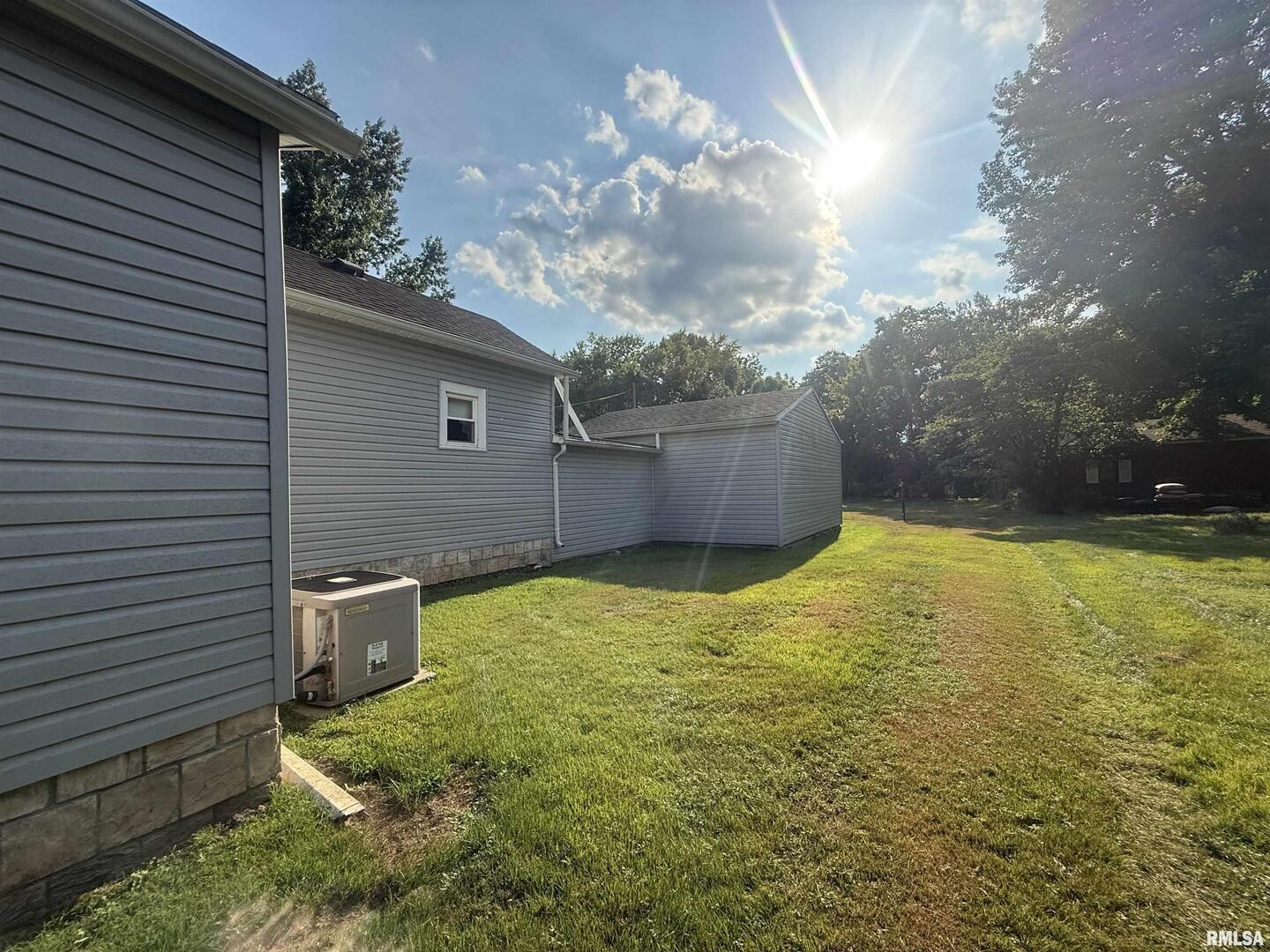 401 North 23rd Street Herrin, IL 62948 - Photo 21 of 23 a backyard of a house
