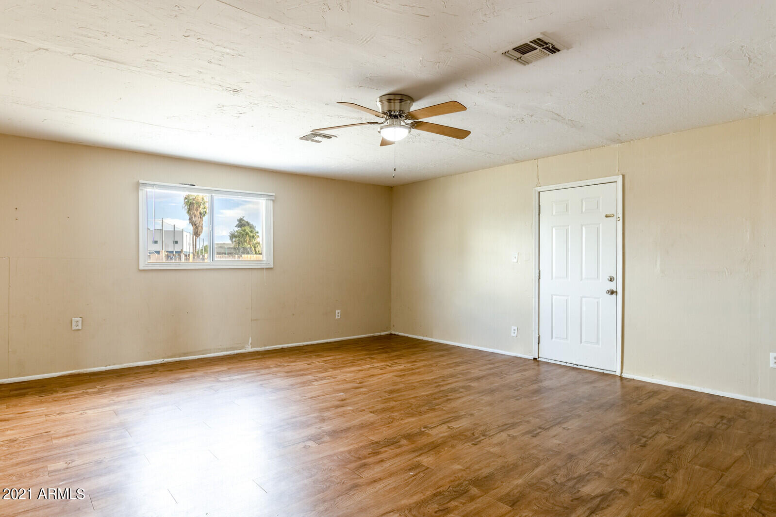 6902 West Coronado Road Phoenix, AZ 85035 - Photo 8 of 23 10_6902_W_Coronado_Rd__10_mls