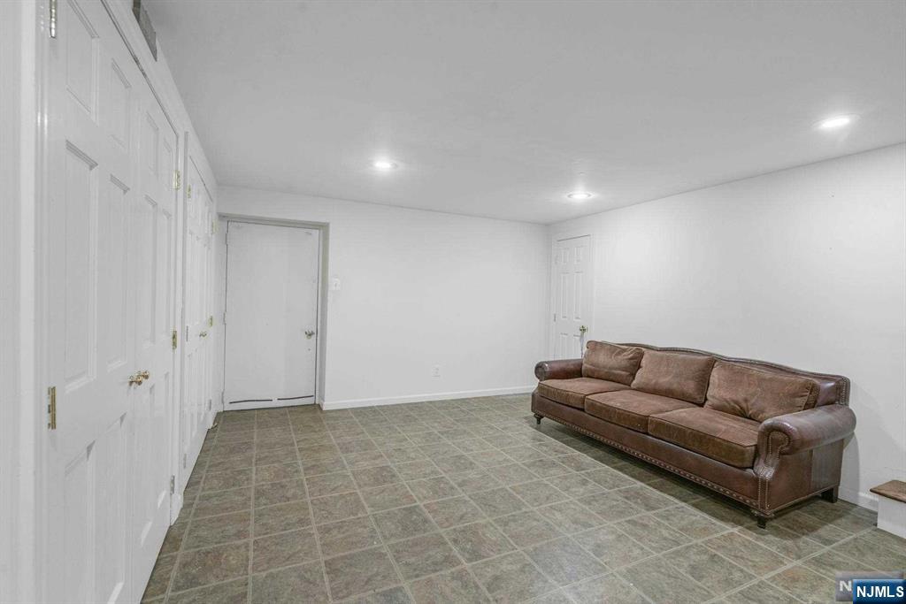 1091 Franklin Lake Road Franklin Lakes, NJ 07417 - Photo 32 of 43