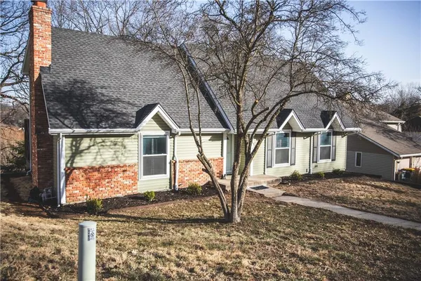 $350,000 | 5506 Northwest Verlin Drive, Parkville, MO 64152