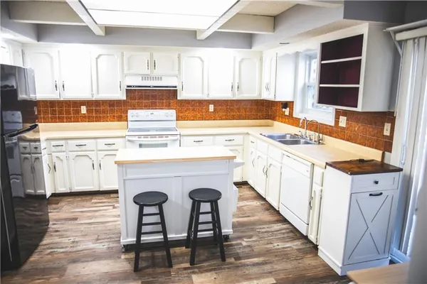 $350,000 | 5506 Northwest Verlin Drive, Parkville, MO 64152