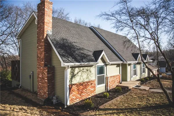 $350,000 | 5506 Northwest Verlin Drive, Parkville, MO 64152