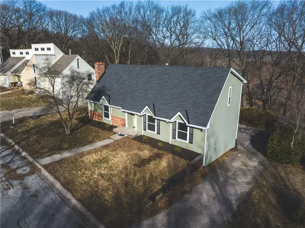 $350,000 | 5506 Northwest Verlin Drive, Parkville, MO 64152