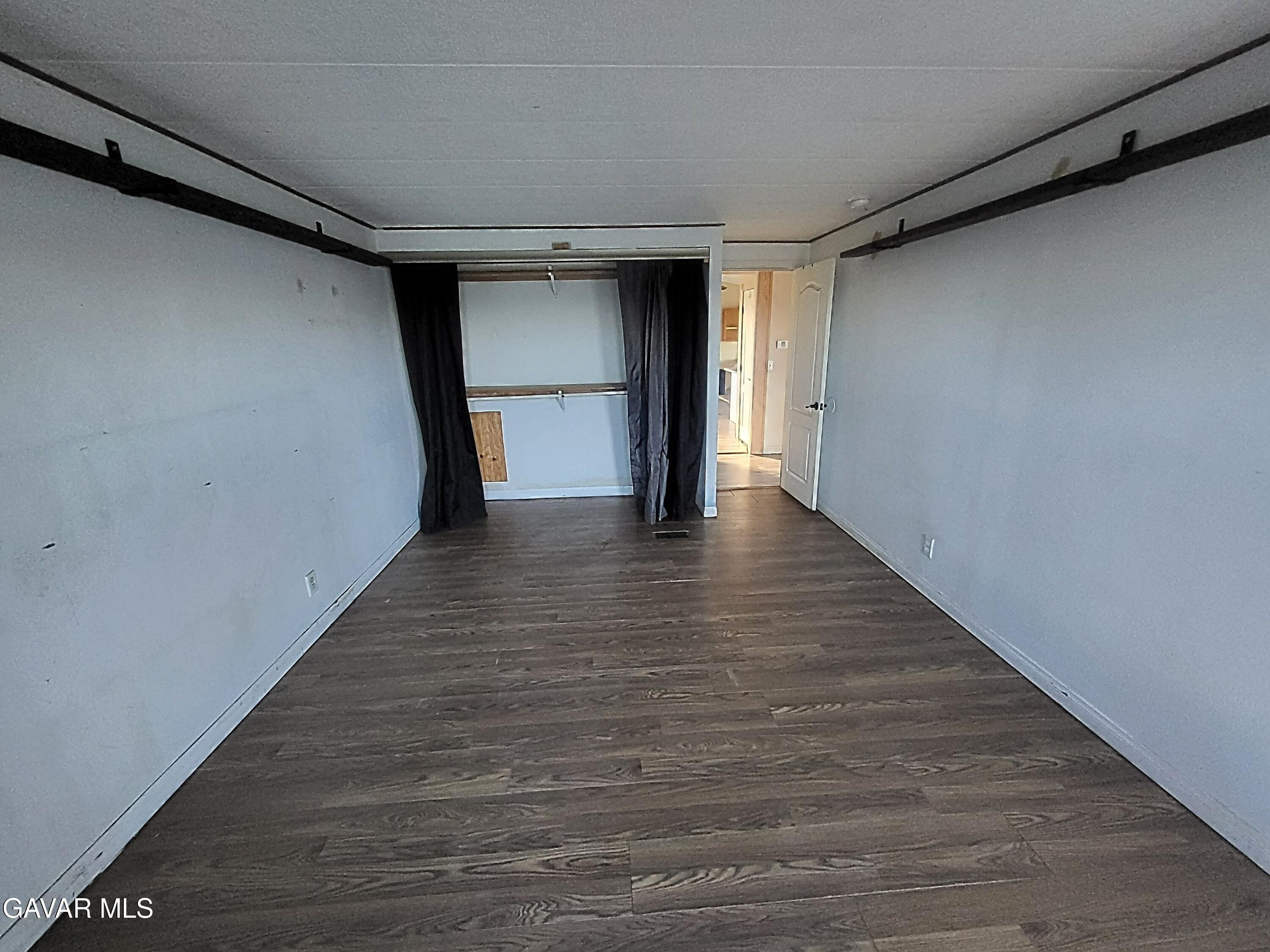 8667 70th Street West Mojave, CA 93501 - Photo 19 of 32 a view of empty room with wooden floor