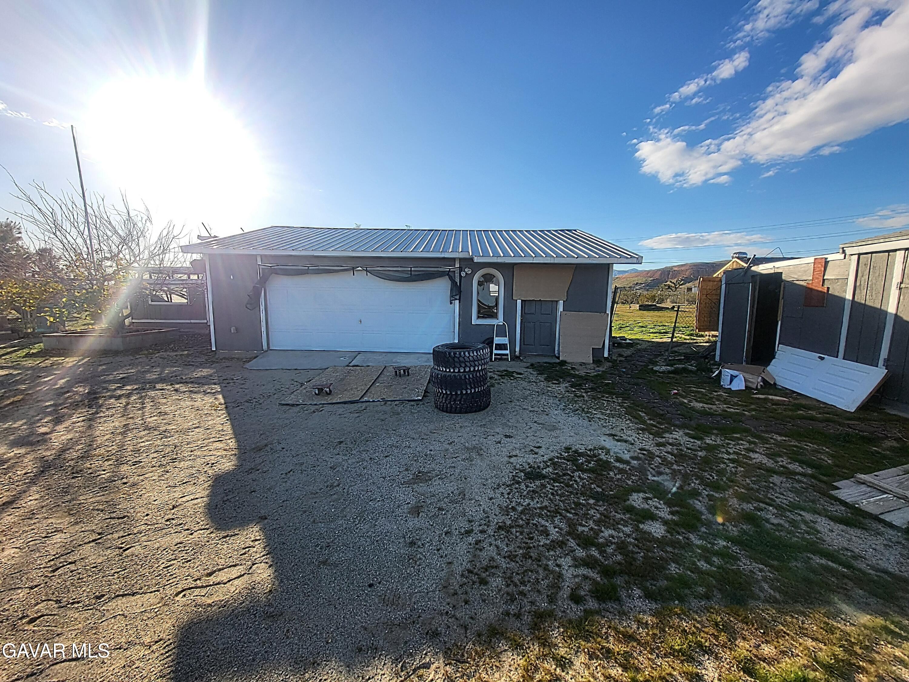 8667 70th Street West Mojave, CA 93501 - Photo 29 of 32 a backyard of a house with basket ball court