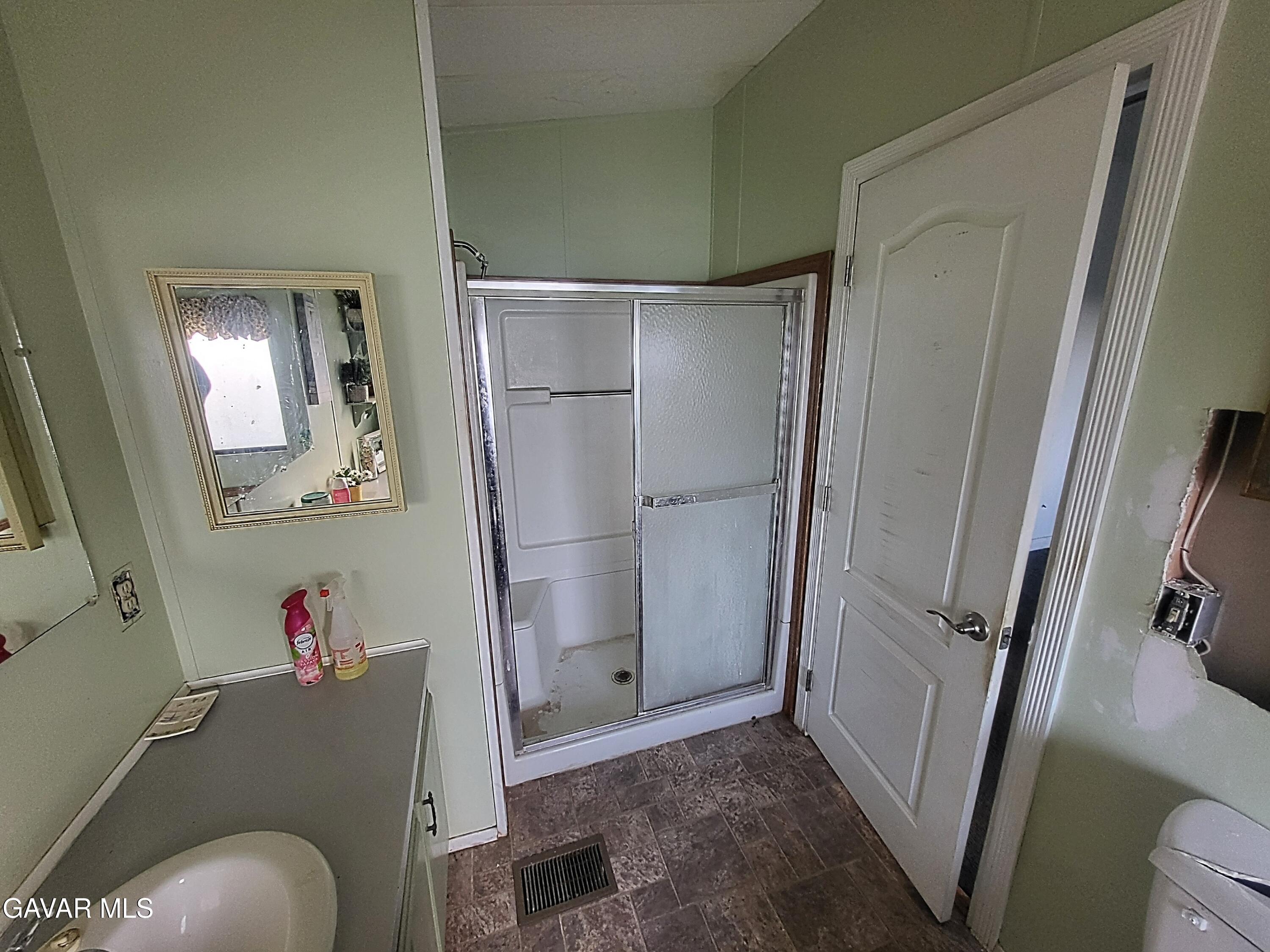 8667 70th Street West Mojave, CA 93501 - Photo 6 of 32 a bathroom with a tub and a shower