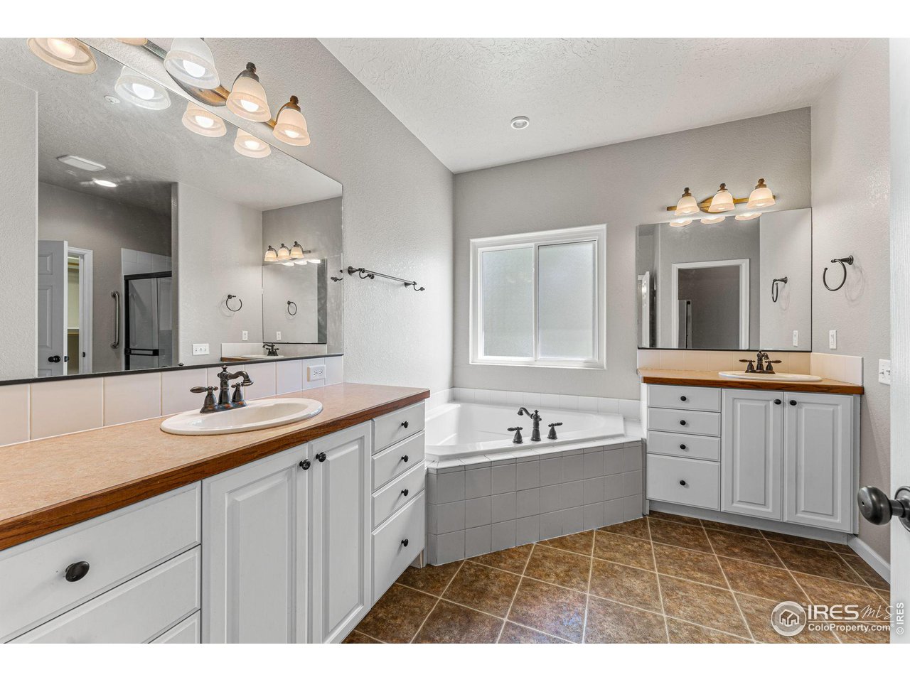 7514 West 19th St Road Greeley, CO 80634 - Photo 12 of 34 Primary Bathroom w/ Soaking Tub and Double Sinks