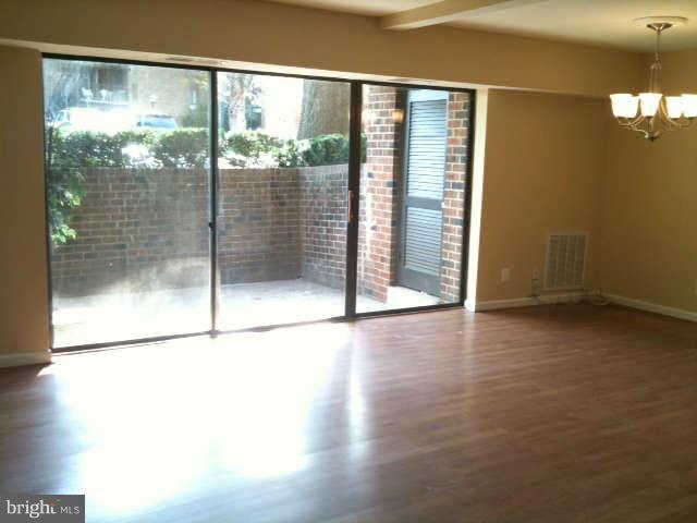 7800 Inverton Road, Unit 101 Annandale, VA 22003 - Photo 5 of 28 Living Room
