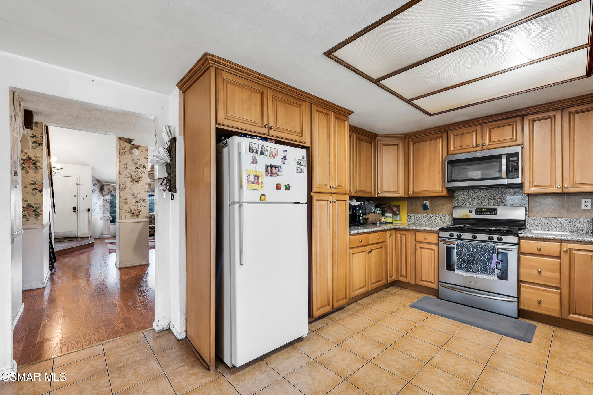 7565 Melvin Avenue Reseda, CA 91335 - Photo 11 of 32 7565 Melvin Ave - HsHProd-18