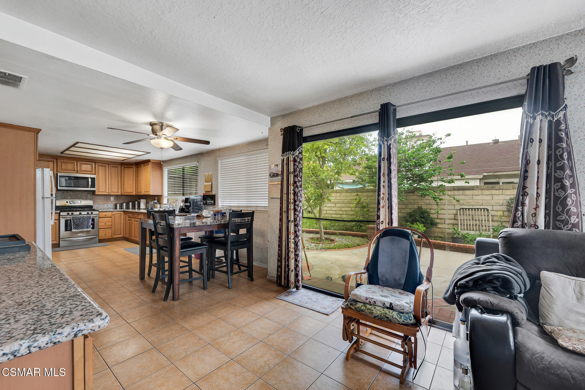 7565 Melvin Avenue Reseda, CA 91335 - Photo 12 of 32 7565 Melvin Ave - HsHProd-20