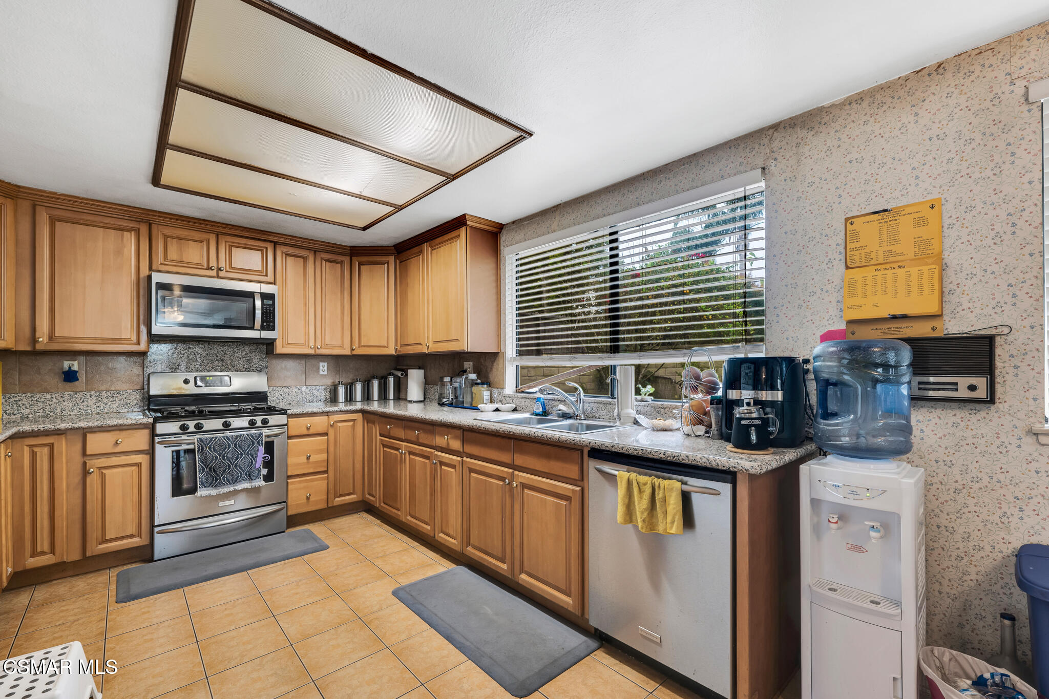 7565 Melvin Avenue Reseda, CA 91335 - Photo 8 of 32 7565 Melvin Ave - HsHProd-15