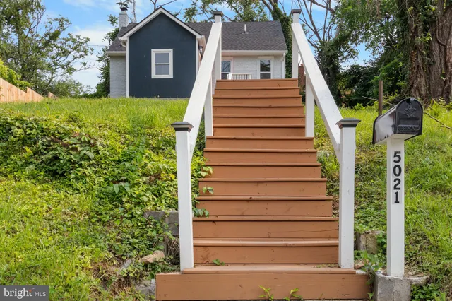 a view of a house with a yard and plants