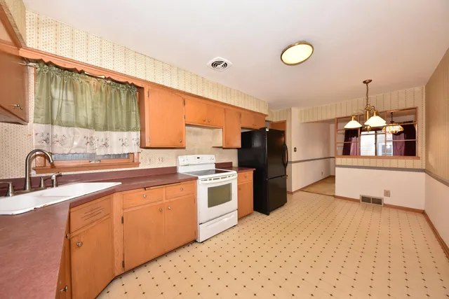 $250,000 | 8115 West Acacia Street, Milwaukee, WI 53223