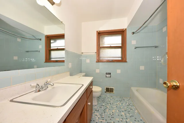 $250,000 | 8115 West Acacia Street, Milwaukee, WI 53223