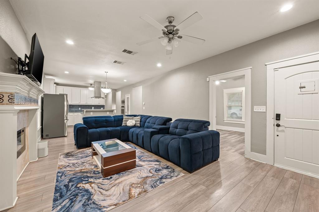 800 North Clements Street Gainesville, TX 76240 - Photo 8 of 27 a living room with furniture and a flat screen tv