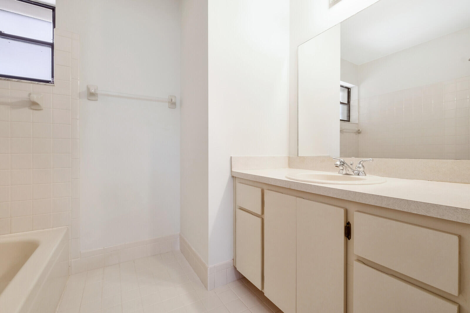 23433 Barlake Drive Boca Raton, FL 33433 - Photo 15 of 21 Bathroom #2 with Bath/Shower