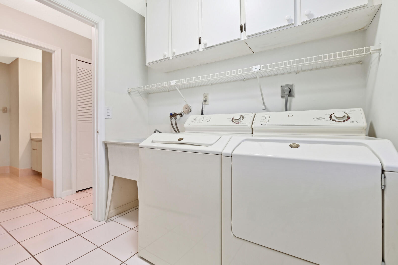 23433 Barlake Drive Boca Raton, FL 33433 - Photo 16 of 21 Laundry Room with Sink