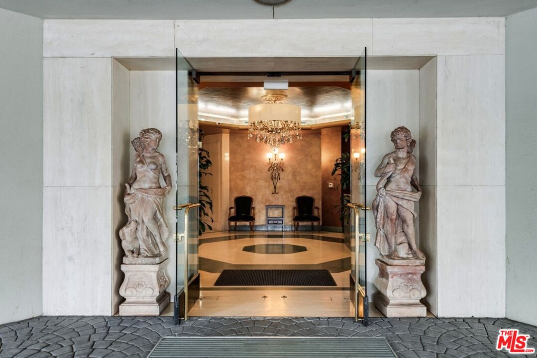 10351 Wilshire Boulevard, Unit PH1 Los Angeles, CA 90024 - Photo 8 of 23 a view of swimming pool