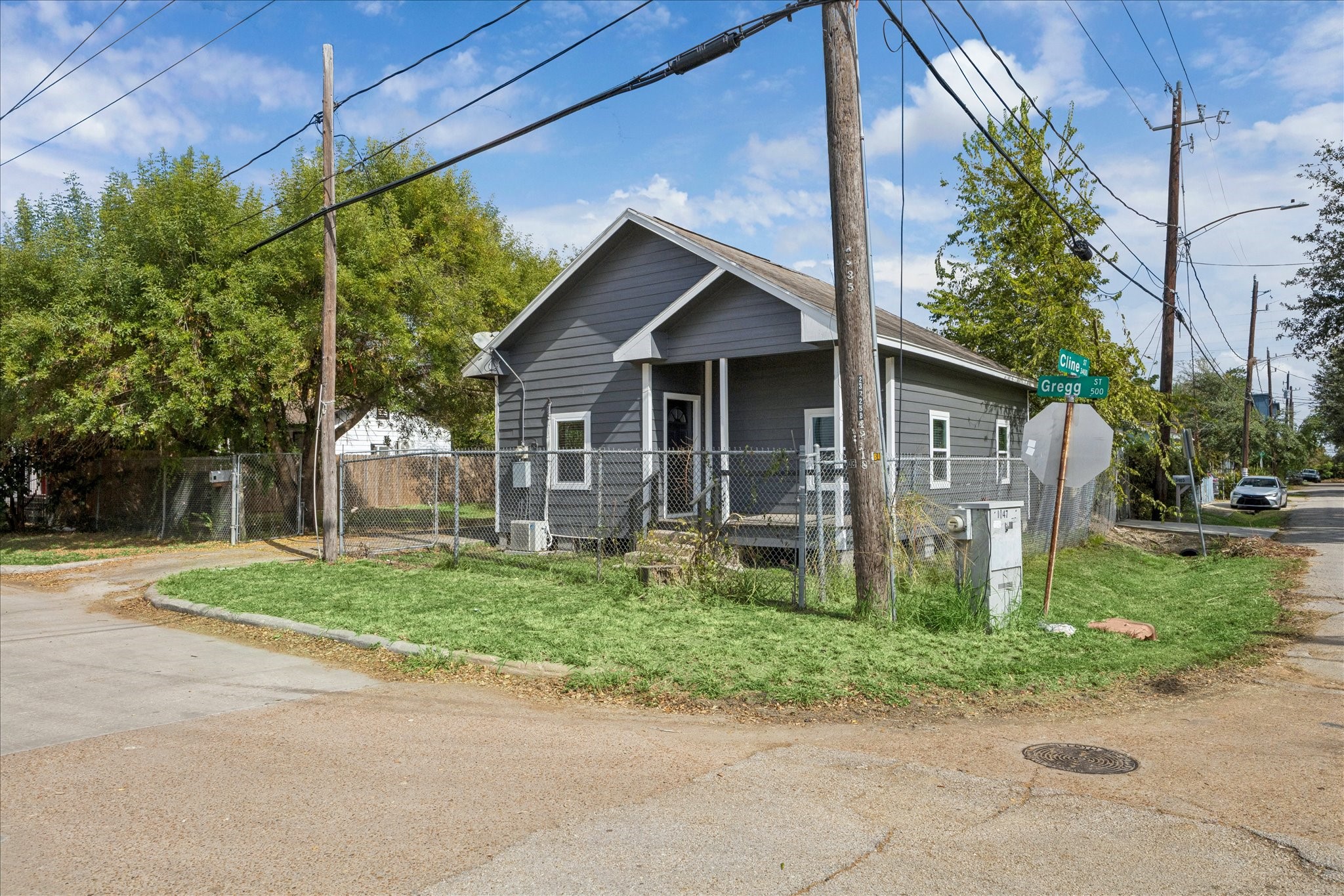 502 Gregg Street Houston, TX 77020 - Photo 11 of 11 a front view of a house with garden