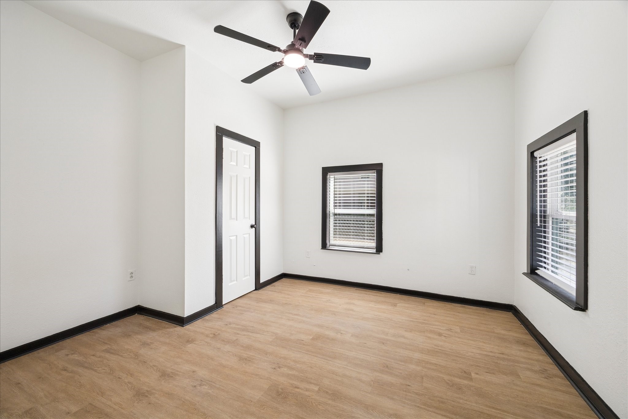 502 Gregg Street Houston, TX 77020 - Photo 5 of 11 a view of an empty room with a window
