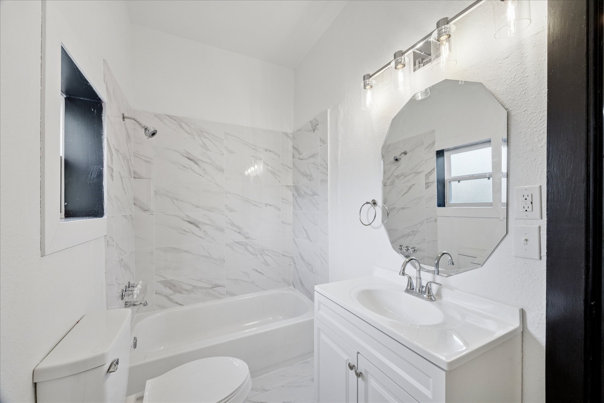 502 Gregg Street Houston, TX 77020 - Photo 7 of 11 a bathroom with a sink toilet and bathtub