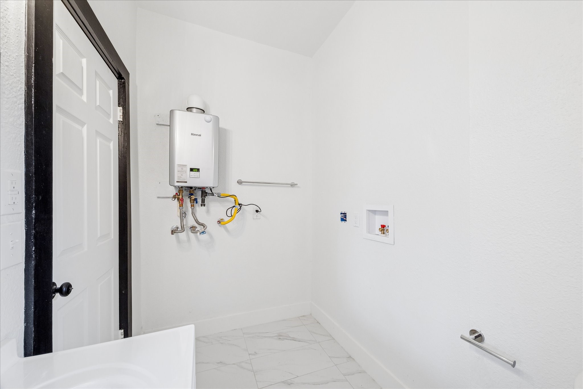 502 Gregg Street Houston, TX 77020 - Photo 8 of 11 a bathroom with a shower