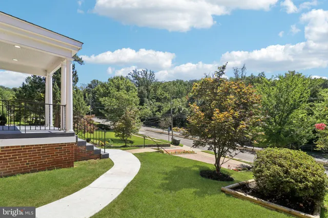 a view of a back yard