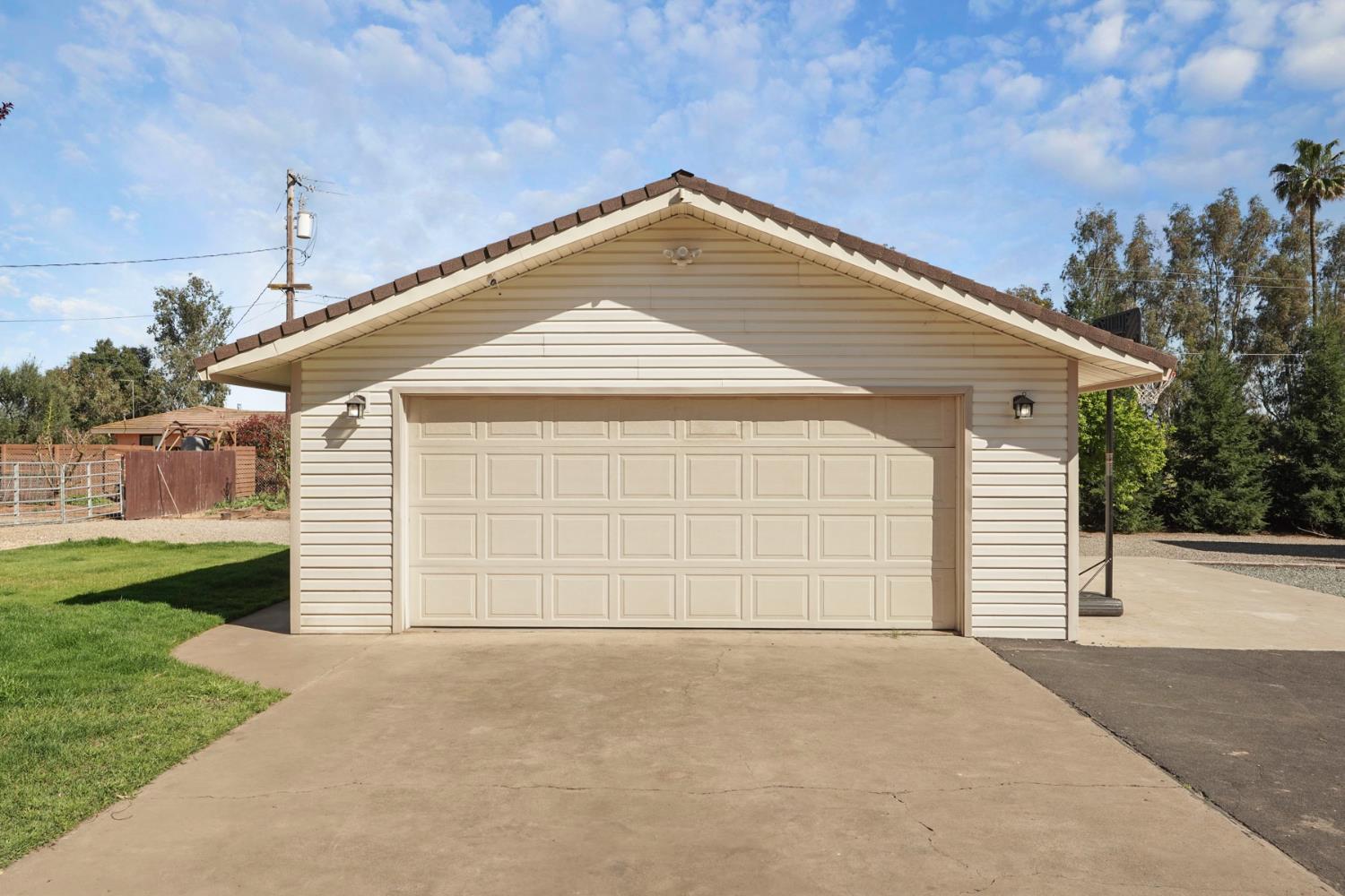 2539 East Woodson Road Acampo, CA 95220 - Photo 4 of 38