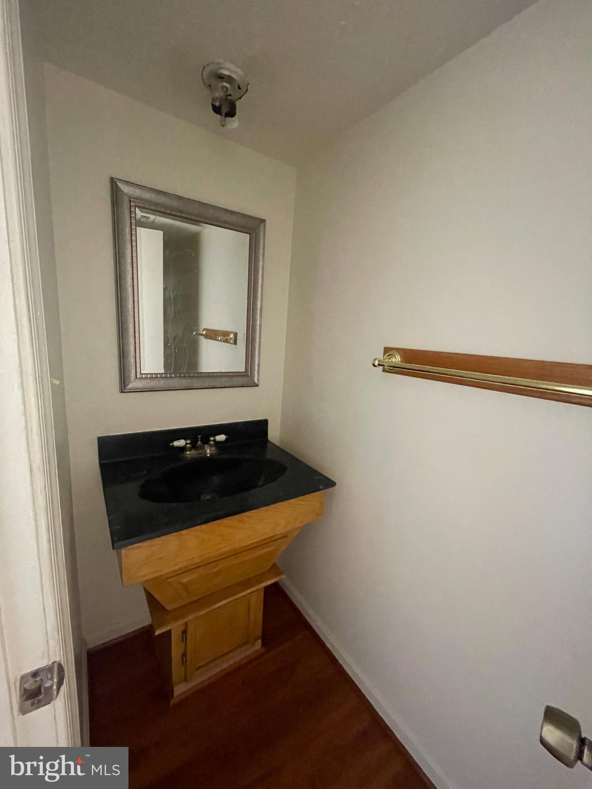 10177 Irongate Way Manassas, VA 20109 - Photo 7 of 25 a small space with table and chair