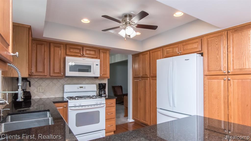 627 Castlebar Drive Rochester Hills, MI 48309 - Photo 8 of 34