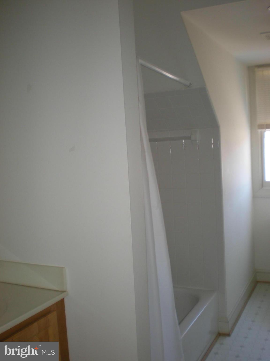 102 Dry Mill Road Southwest, Unit 201 Leesburg, VA 20175 - Photo 11 of 16 Bath