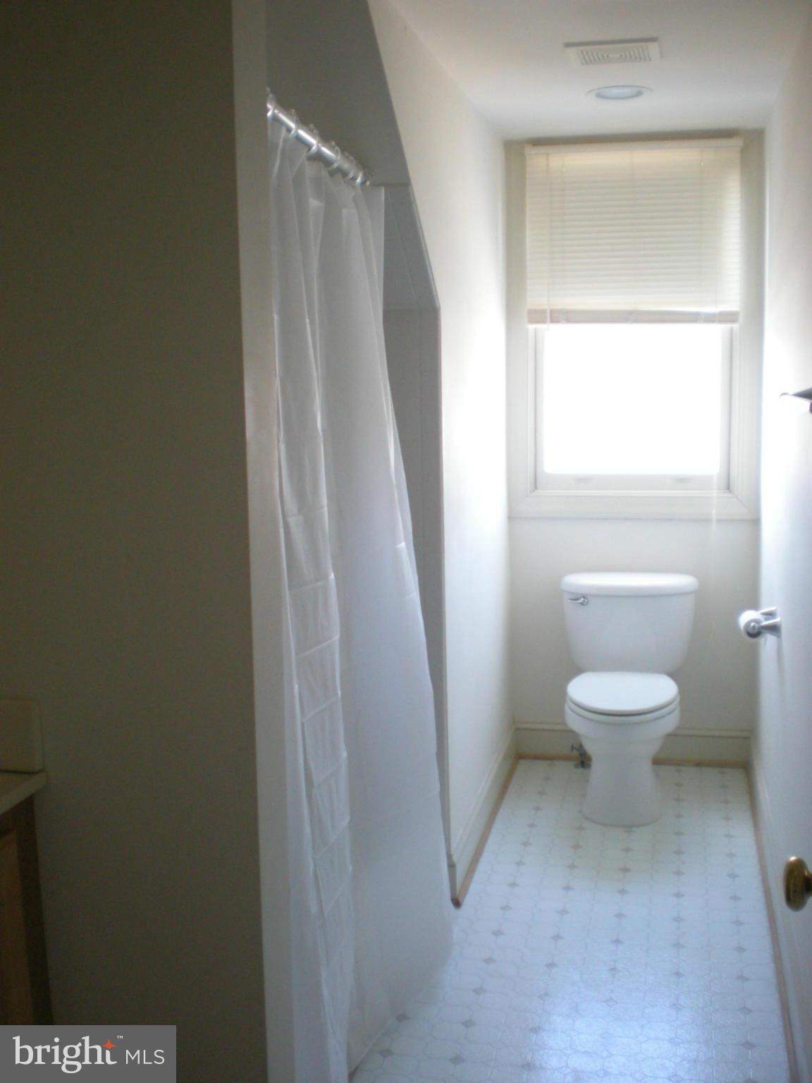 102 Dry Mill Road Southwest, Unit 201 Leesburg, VA 20175 - Photo 12 of 16 Bath