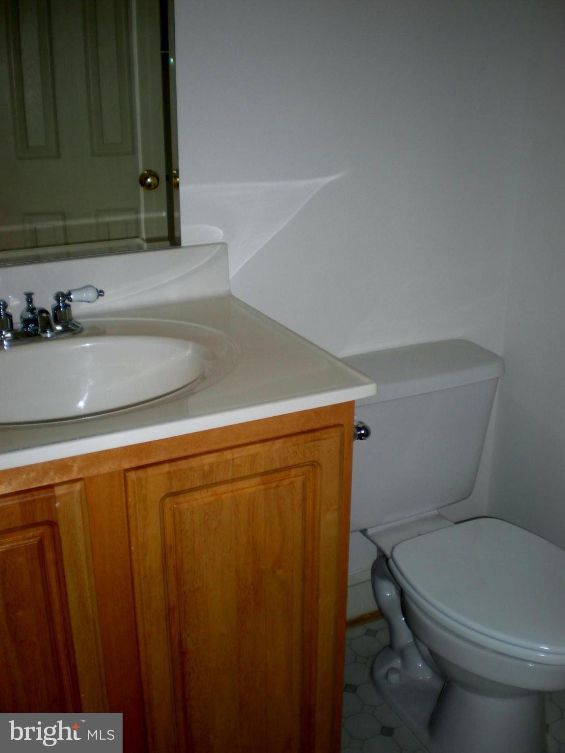 102 Dry Mill Road Southwest, Unit 201 Leesburg, VA 20175 - Photo 5 of 16 Bath