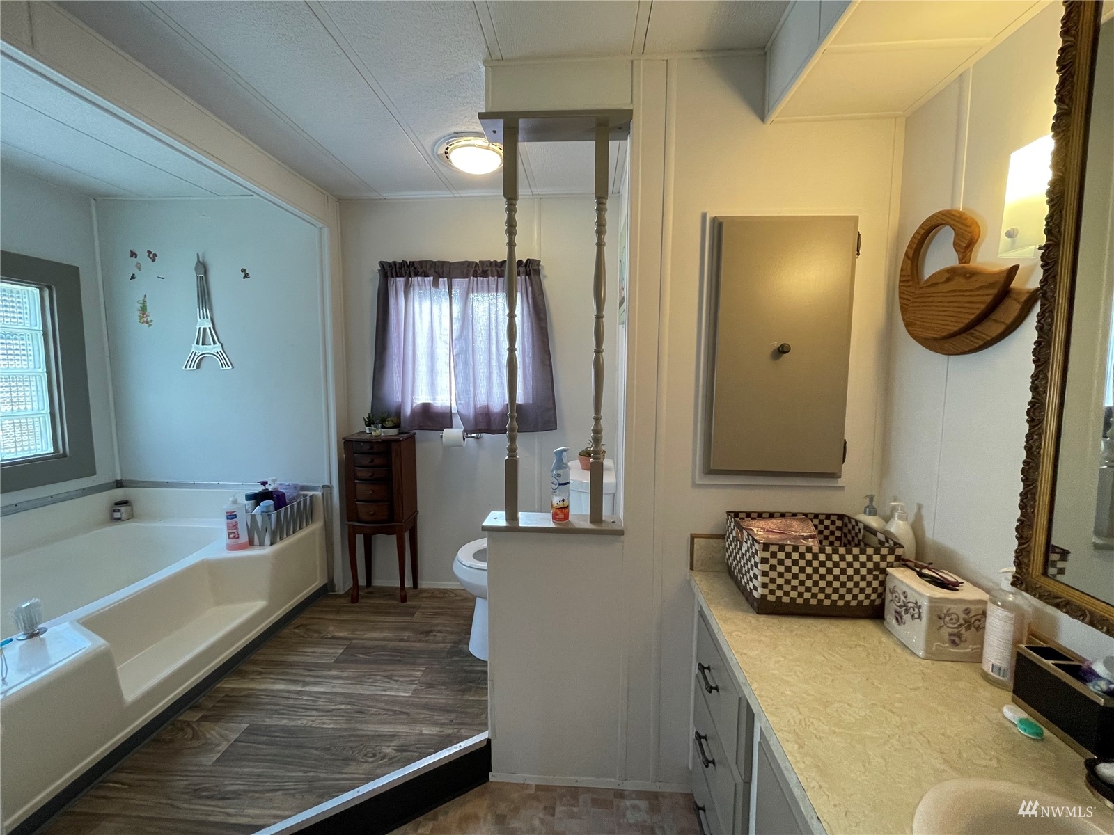 789 Amarillo Road Port Angeles, WA 98362 - Photo 33 of 39 a bathroom with a tub sink and mirror
