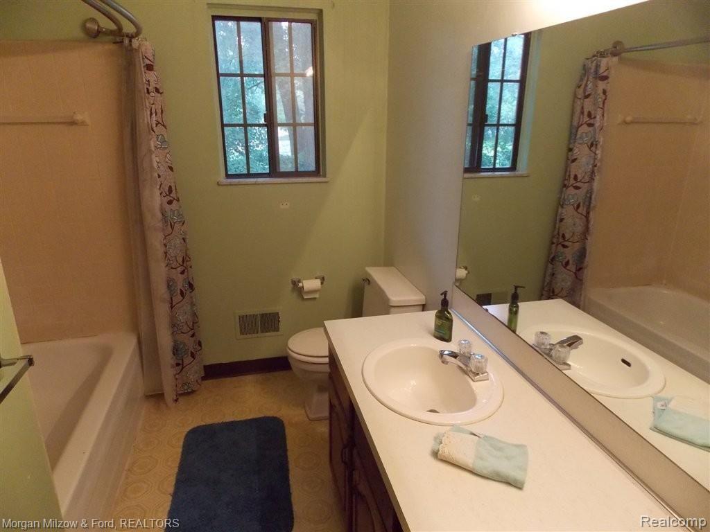 5 Crescent Road Waterford, MI 48327 - Photo 9 of 13 Bath.jpg