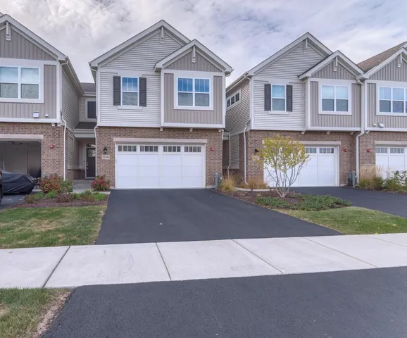 $500,000 | 3-s484 Lambe Lane, Aurora, IL 60502