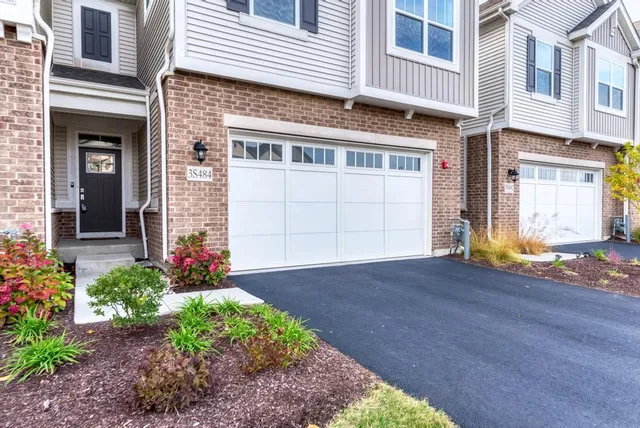 $500,000 | 3-s484 Lambe Lane, Aurora, IL 60502