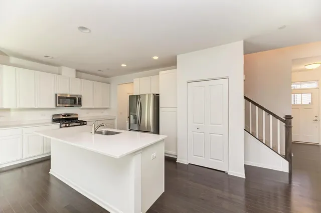 $500,000 | 3-s484 Lambe Lane, Aurora, IL 60502