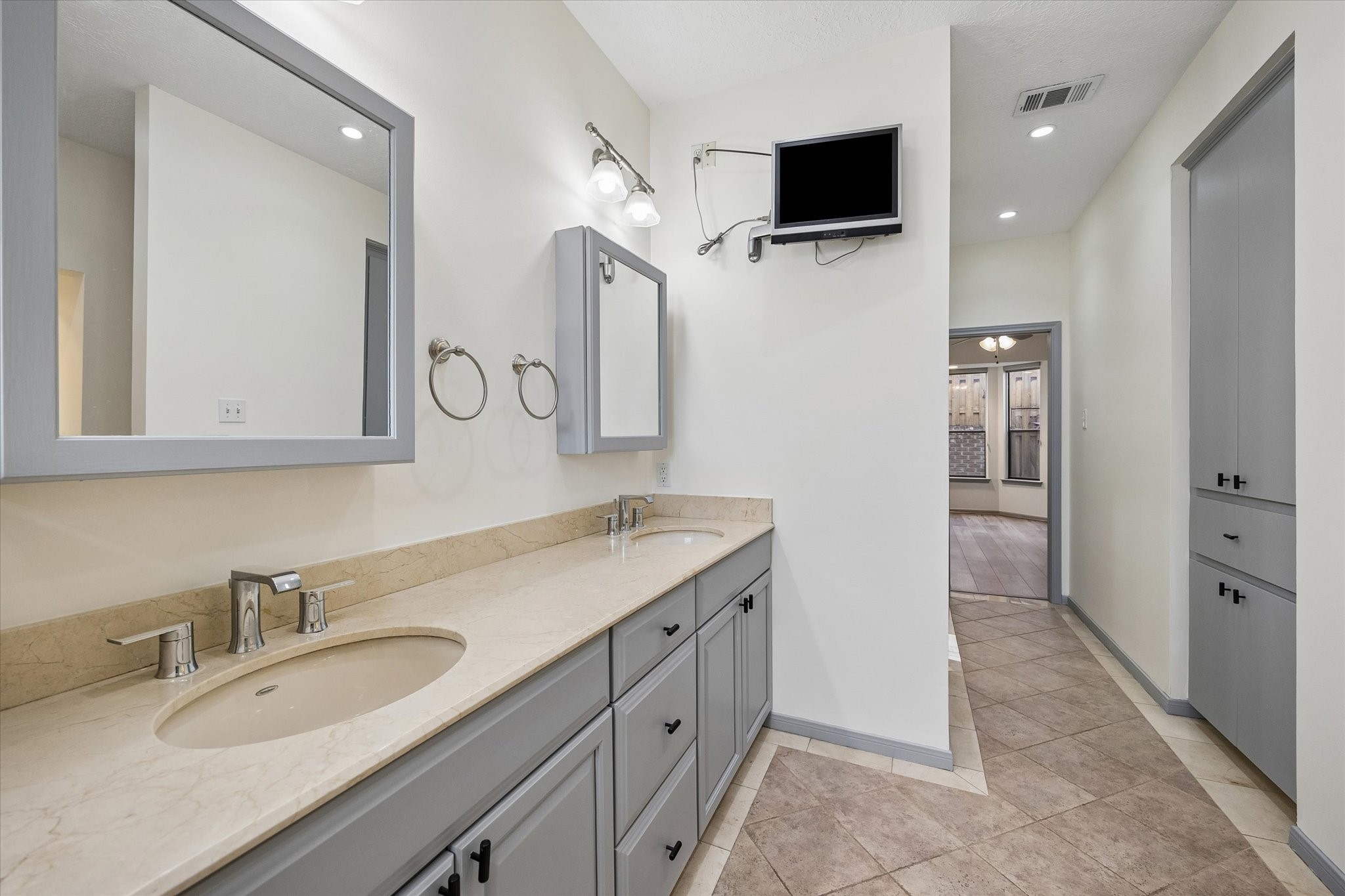 727 Bunker Hill Road, Unit 92 Houston, TX 77024 - Photo 18 of 50 PRIMARY BATH WITH DUAL VANITIES & LINEN CLOSET