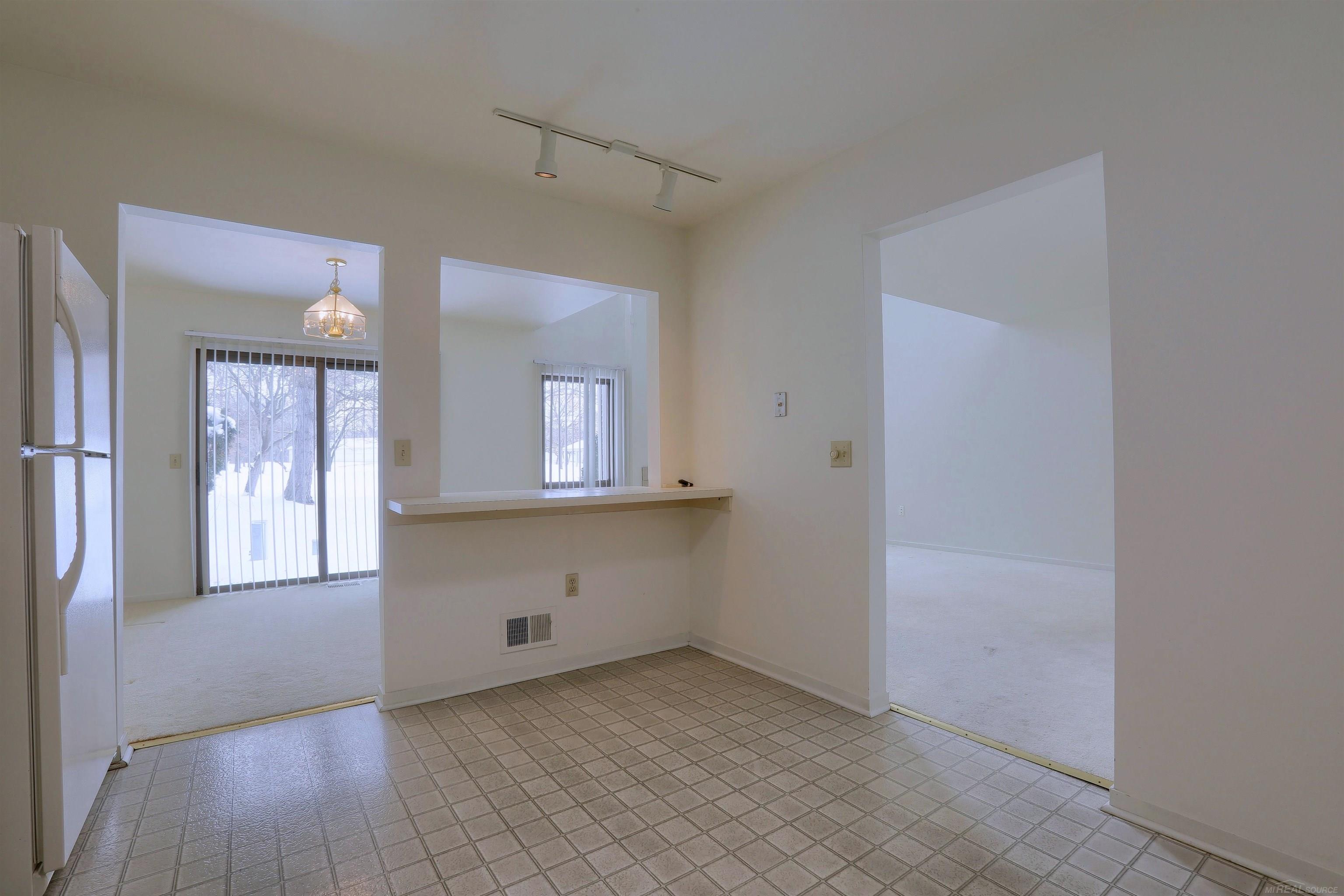 616 Ashley Circle East Rochester, MI 48307 - Photo 13 of 37 50166757-7adc990a-1bce-4c82-a563-30503d71e6e4.JPG